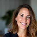 Elena nel suo studio, sorridente