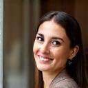 Giulia accanto a una parete attrezzata
